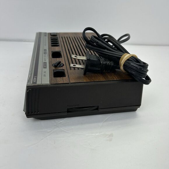 General Electric GE 7-4624A AM/FM Digital Alarm Clock Radio Wood Grain Finish - Picture 2 of 13